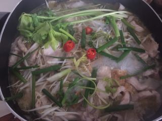 28、酸菜鱼,加入葱段和香菜和剩余的红辣椒