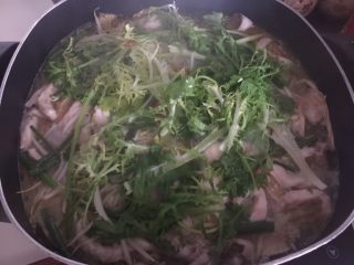 29、酸菜鱼,最后加入锯齿菜即可关火