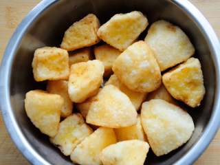 5、拔丝苹果 百分百成功 附炒糖过程最详细图解 适合各种拔丝菜品,炸好的苹果，表面是脆的。