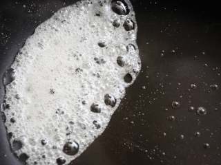 7、拔丝苹果 百分百成功 附炒糖过程最详细图解 适合各种拔丝菜品,继续加热，泡泡开始变多。