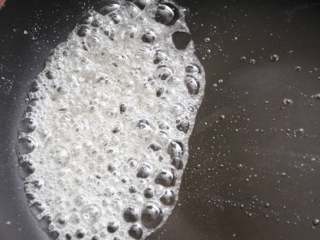 8、拔丝苹果 百分百成功 附炒糖过程最详细图解 适合各种拔丝菜品,继续加热，泡泡开始密集，大泡泡多起来。