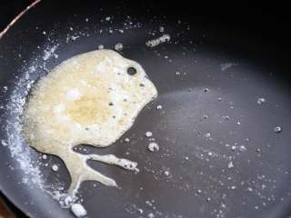 11、拔丝苹果 百分百成功 附炒糖过程最详细图解 适合各种拔丝菜品, 糖液变成浅黄色了，并且在表面泛起了密集的小泡，这个时候的糖液就处于拔丝状态了。