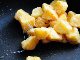 15、拔丝苹果 百分百成功 附炒糖过程最详细图解 适合各种拔丝菜品,尤其是现在天气已经开始转凉，室温本身就不高，更要尽快裹匀。