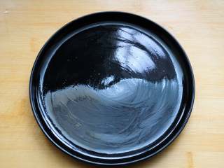 16、拔丝苹果 百分百成功 附炒糖过程最详细图解 适合各种拔丝菜品,盘子提前摸薄薄的一层油，目的是防止糖液粘盘，便于餐后清洗；另外天气冷的话，拔丝苹果装盘上桌的时候，可以把一碗热水放到盘子底下。