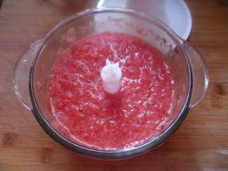 3、番茄肉丝浓汤,搅碎成番茄羹