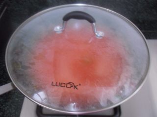 7、番茄肉丝浓汤,遮上锅盖大火煮15分钟左右