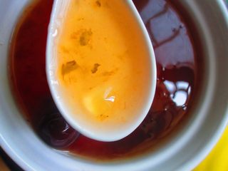 11、红枣炖桃胶,常食用桃胶能使皮肤变得水润有弹性，气色红润有光泽