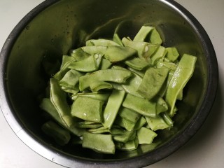 2、蒜香芸豆,用手折成小段