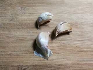 3、蒜香芸豆,下新的大蒜三瓣