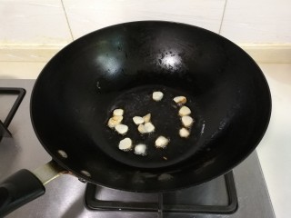 6、蒜香芸豆,煎至微黄