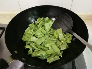 7、蒜香芸豆,放入芸豆