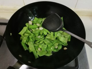 8、蒜香芸豆,翻炒变色