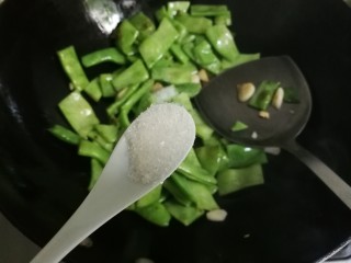 10、蒜香芸豆,放入一小勺糖