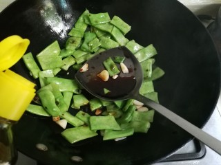 11、蒜香芸豆,放入一勺生抽翻炒均匀