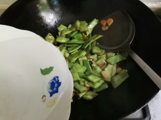 12、蒜香芸豆,放入适量热水