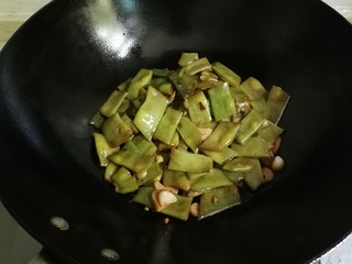 13、蒜香芸豆,盖上锅盖烧开小火焖三分钟至熟透