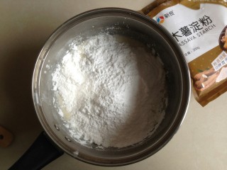 5、椰香黄金糕,趁热加入木薯淀粉。