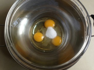 8、椰香黄金糕,全蛋液加入40克细砂糖，隔温热水用电动打蛋器打发。