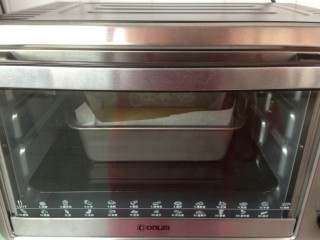 14、椰香黄金糕,将烤箱预热到上火180度，下火200度，烘烤30分钟，表面上色深的时候，可以加盖锡纸。