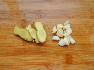 1、山黄皮焖水鸭,准备好姜片蒜末