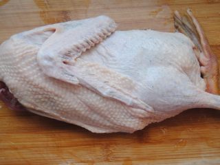 2、山黄皮焖水鸭,鸭子买回洗净，去掉肋骨间的血肺，身上的余毛