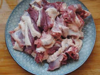 3、山黄皮焖水鸭,砍成小块