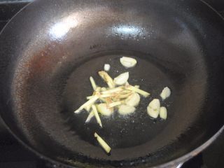 4、山黄皮焖水鸭,锅内下油，放入姜丝蒜末爆香，吃辣的这时可以加入辣椒段