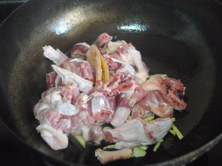 5、山黄皮焖水鸭,倒入鸭块翻炒均匀