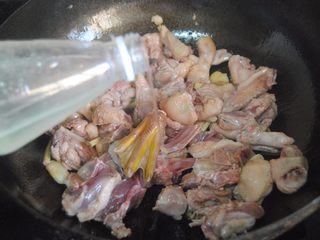 6、山黄皮焖水鸭,放入料酒翻炒