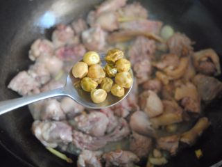 7、山黄皮焖水鸭,炒至鸭块微干放入胡椒粉和山黄皮