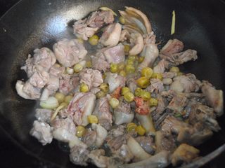 8、山黄皮焖水鸭,加入半块南乳翻炒片刻