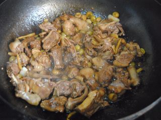 9、山黄皮焖水鸭,把酱油，蚝油倒入翻炒至出油