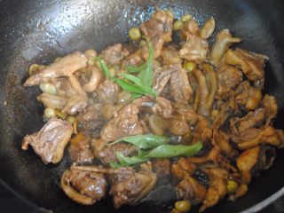 10、山黄皮焖水鸭,此时鸭身上的肥油几乎出尽，放入盐和山黄皮叶子翻炒均匀调味即可，香味传遍房子了~