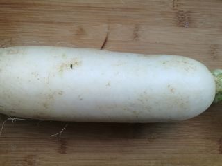 1、糖醋白萝卜,准备1根白萝卜。