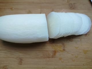 3、糖醋白萝卜,白萝卜洗净去皮切成片。