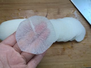 4、糖醋白萝卜,尽量切薄些,容易入味。