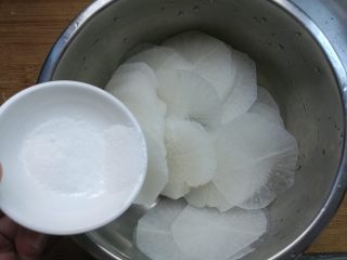5、糖醋白萝卜,切好的萝卜片放盆子里,加入盐。