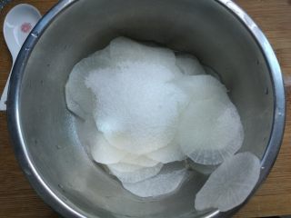 8、糖醋白萝卜,倒出多余的水分,用清水冲洗几遍,加入白糖。
