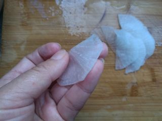 11、糖醋白萝卜,把萝卜片对折,一片压一片摆在盘子周围。