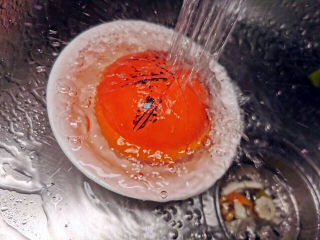 5、西红柿炒豆腐,西红柿烤一下,冲水去皮