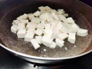 6、西红柿炒豆腐,豆腐切丁,下水煮透
