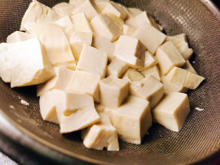 7、西红柿炒豆腐,取出沥干水分