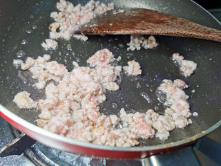 11、西红柿炒豆腐,肉馅下锅煸炒