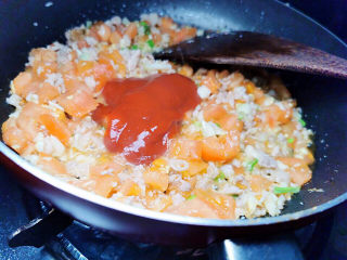 12、西红柿炒豆腐,加入西红柿及葱姜蒜末与番茄酱