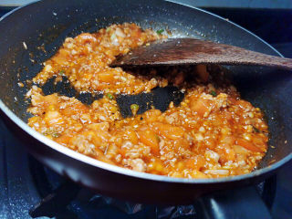 13、西红柿炒豆腐,炒至入味