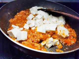 14、西红柿炒豆腐,下豆腐丁翻炒均匀