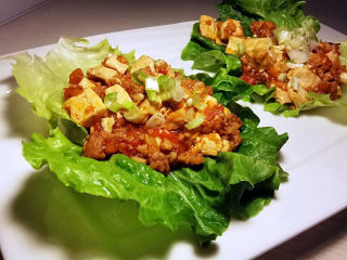 17、西红柿炒豆腐,豆腐西红柿炒好后就可以吃,再来片春菜更棒