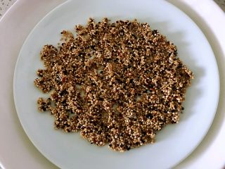 1、蒸藜麦豆腐肉丸,1.准备好所有食材。藜麦得提前3或者5个小时泡好，蒸的时候容易熟，毕竟蒸菜的时间短，我用的是三色藜麦，没有三色的用白色的也可以。