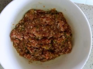 2、蒸藜麦豆腐肉丸,猪肉是提前剁好的，里面加有生姜、大葱，买肉的地方免费加工，态度又好，何乐而不为呢，减少烹饪时间，能让你爱上下厨，原来做饭也很美妙。