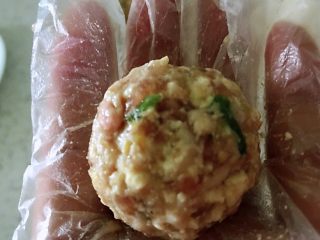 5、蒸藜麦豆腐肉丸,用手团成30克一个的圆球形，在手中滚动结实，很好玩的哦，呵呵。